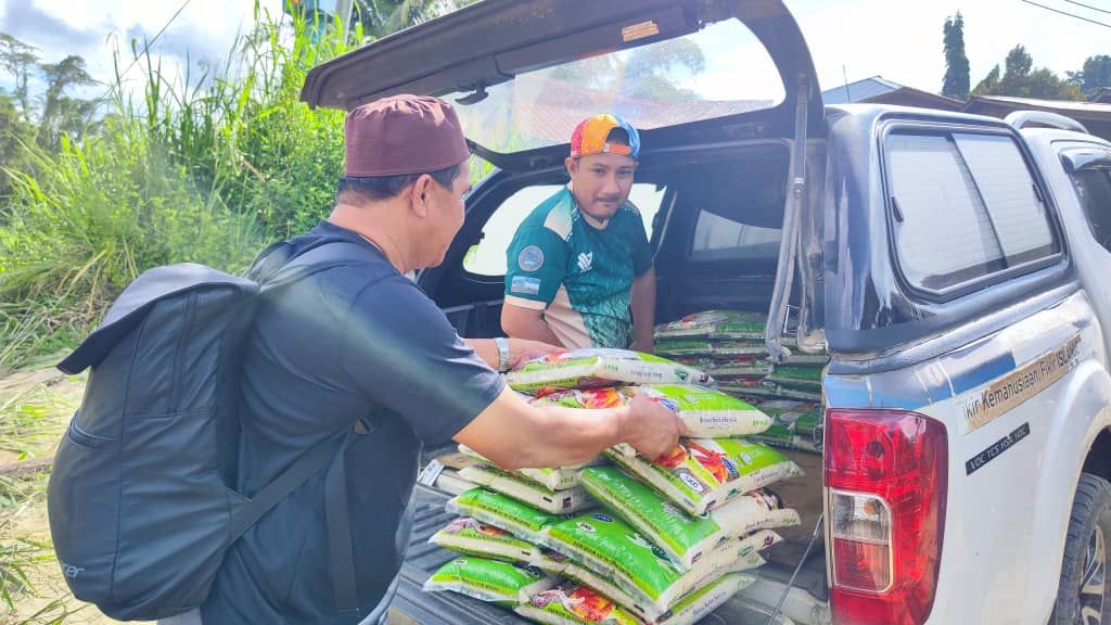 Fathi Ridhwan (baju hijau) membuat persiapan agihan sumbangan kepada ...